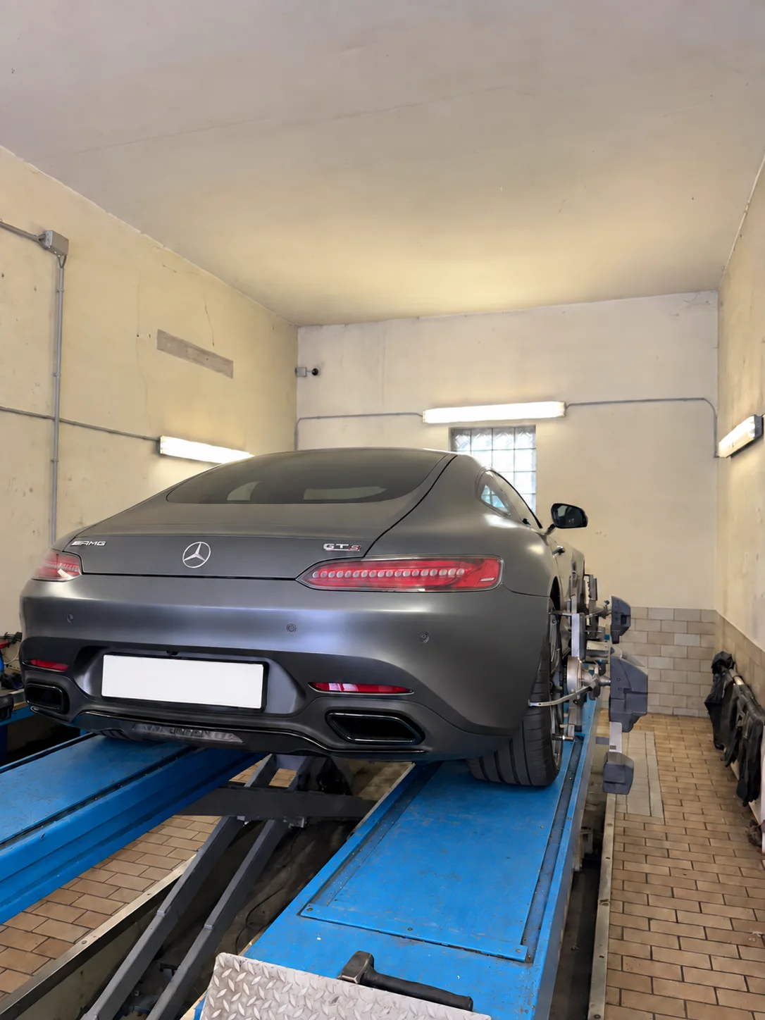 Mercedes-AMG GT S auf der Vermessungsbühne