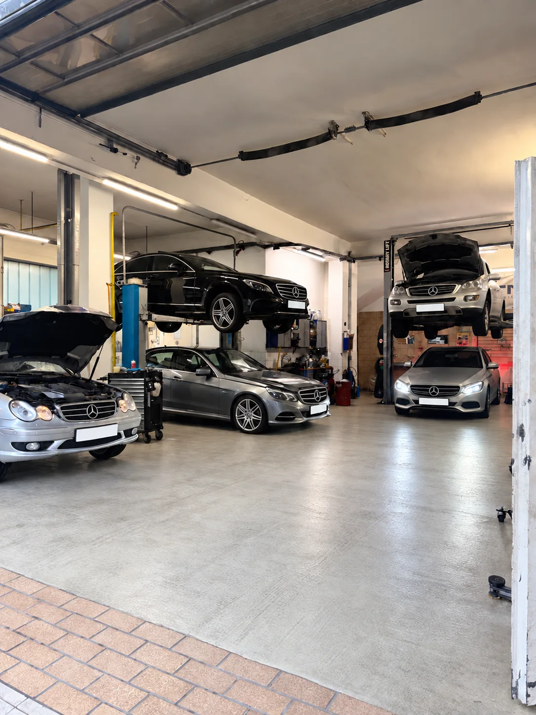 Blick in die ATM-Werkstatt mit mehreren Mercedes-Fahrzeugen